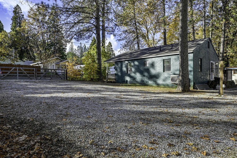 Cabins (United States of America, Lakehead, California)