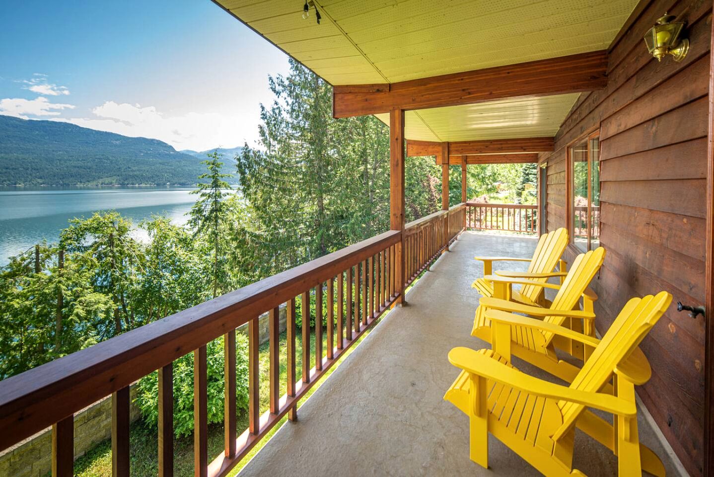 Incredible Spacious Cabin with Game Room and Breathtaking Lake Views near Ainsworth Hot Springs in BC