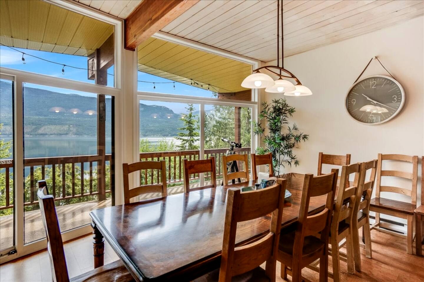 Incredible Spacious Cabin with Game Room and Breathtaking Lake Views near Ainsworth Hot Springs in BC