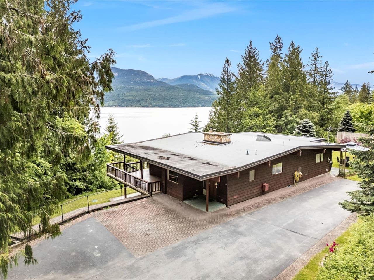 Incredible Spacious Cabin with Game Room and Breathtaking Lake Views near Ainsworth Hot Springs in BC