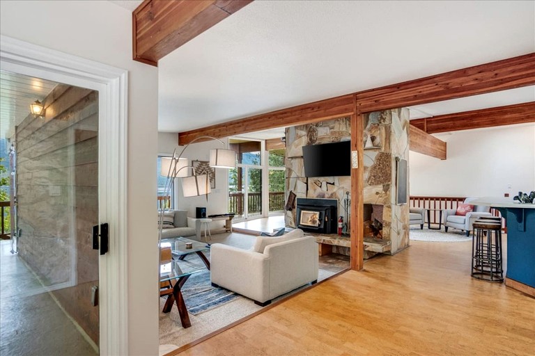 Vacation Rentals (Canada, --, --)