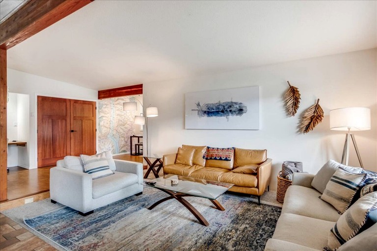 Vacation Rentals (Canada, --, --)