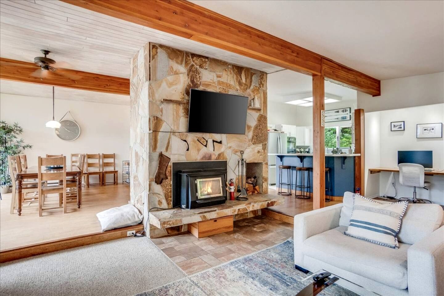 Incredible Spacious Cabin with Game Room and Breathtaking Lake Views near Ainsworth Hot Springs in BC
