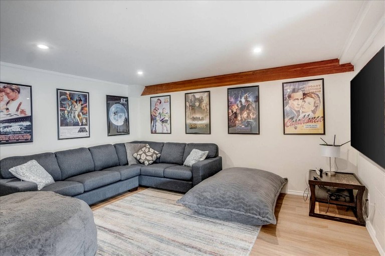 Vacation Rentals (Canada, --, --)