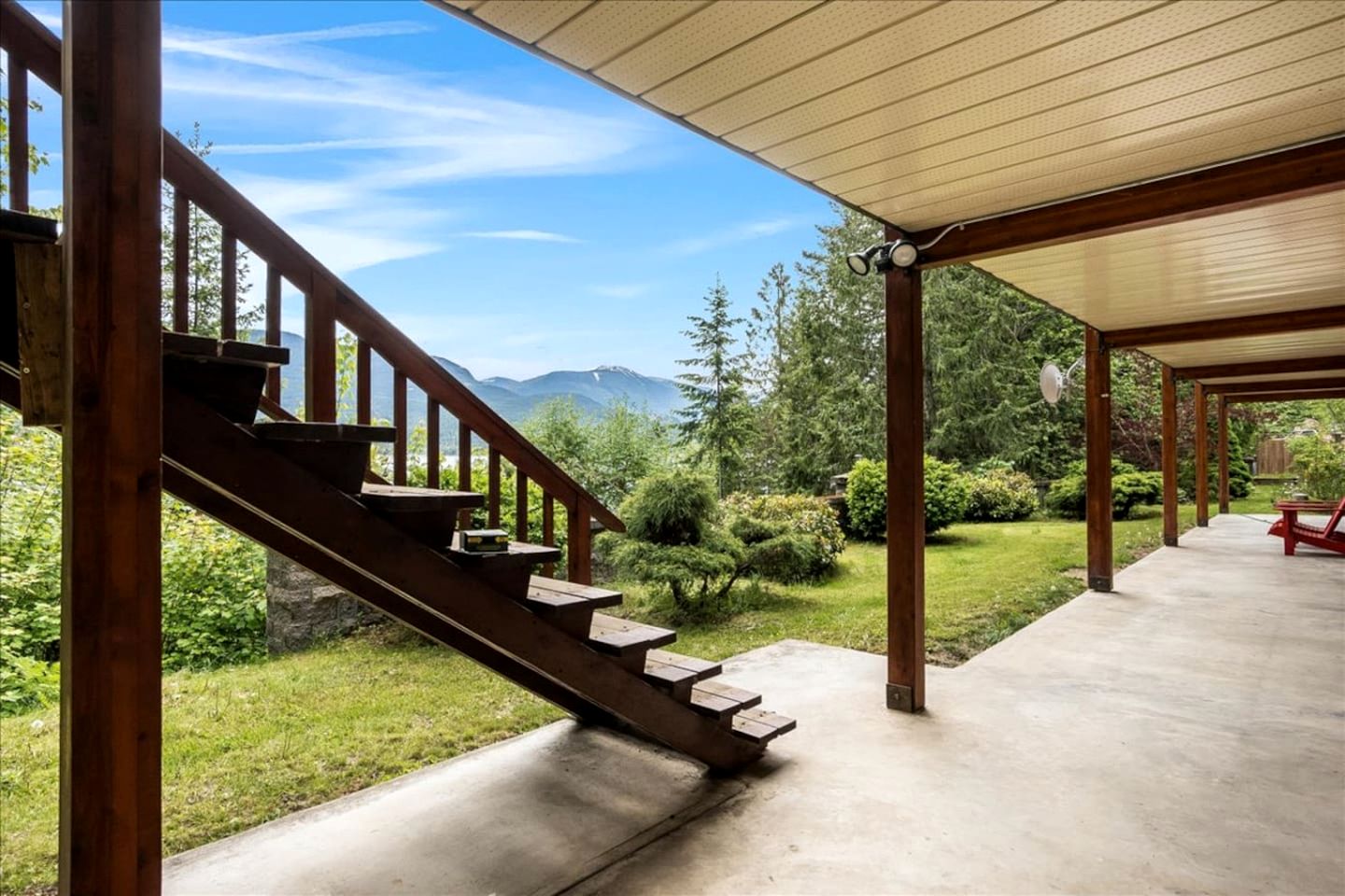 Incredible Spacious Cabin with Game Room and Breathtaking Lake Views near Ainsworth Hot Springs in BC