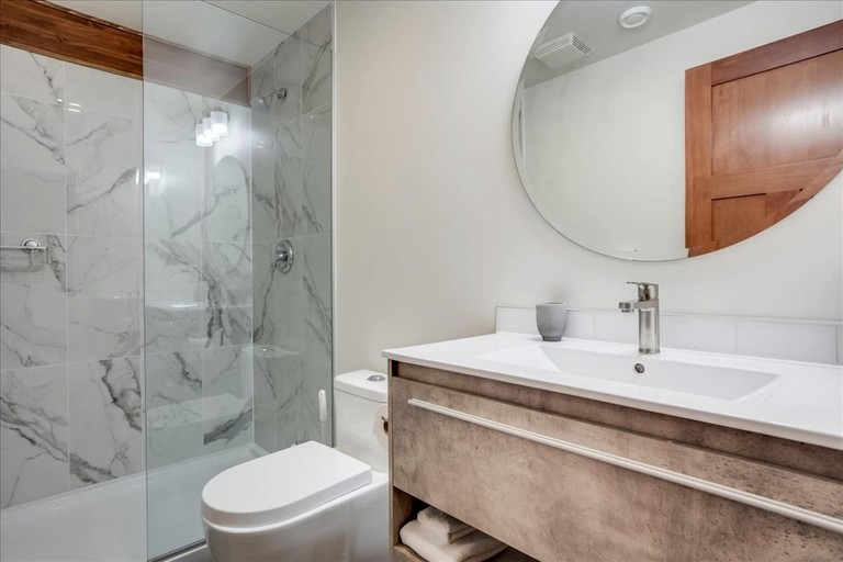 Vacation Rentals (Canada, --, --)