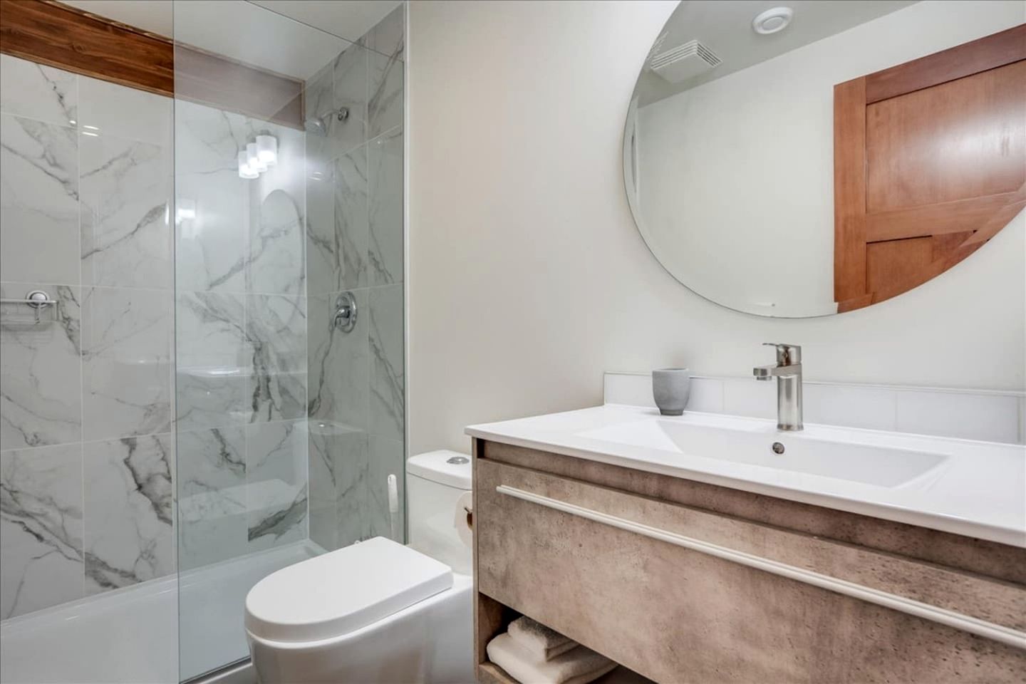 Incredible Spacious Cabin with Game Room and Breathtaking Lake Views near Ainsworth Hot Springs in BC