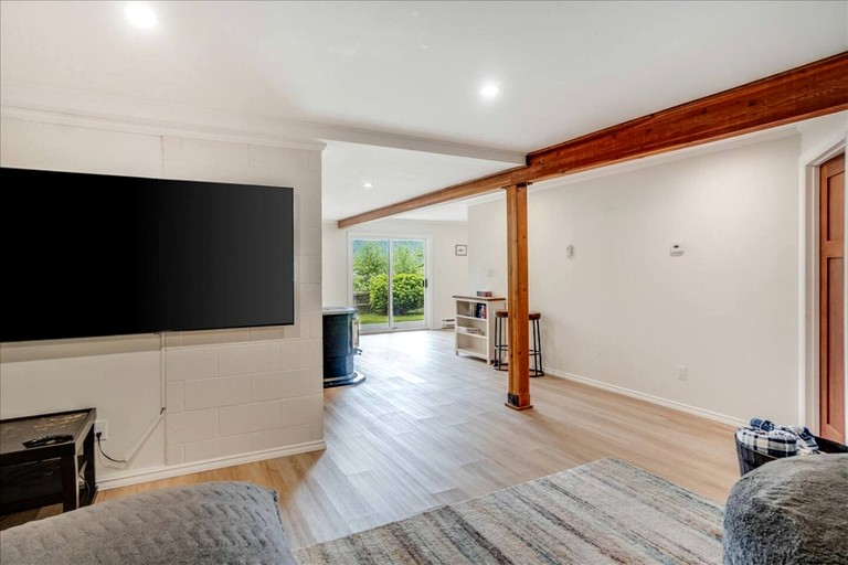 Vacation Rentals (Canada, --, --)