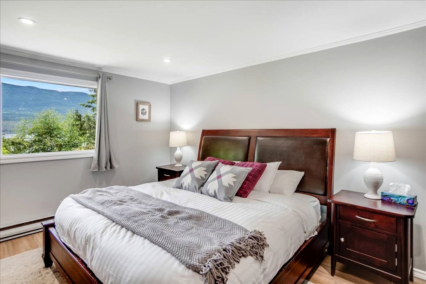 Incredible Spacious Cabin with Game Room and Breathtaking Lake Views near Ainsworth Hot Springs in BC