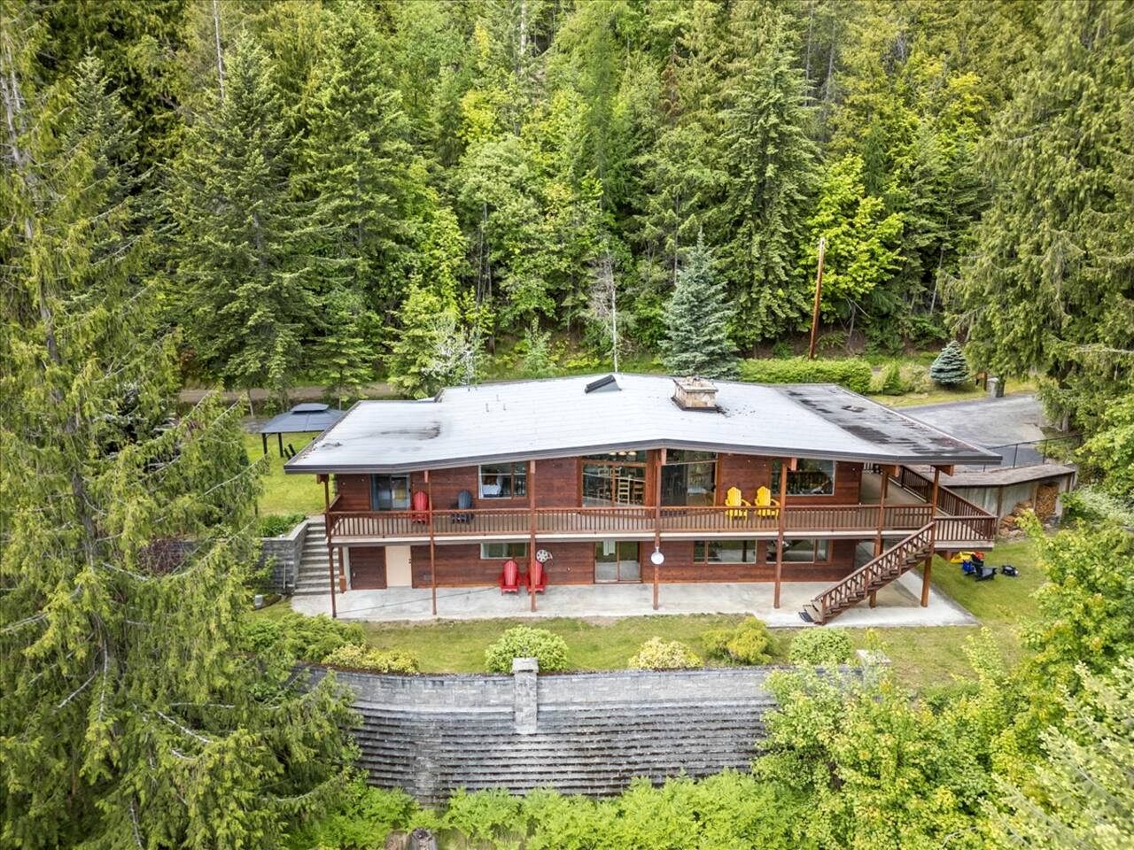 Incredible Spacious Cabin with Game Room and Breathtaking Lake Views near Ainsworth Hot Springs in BC