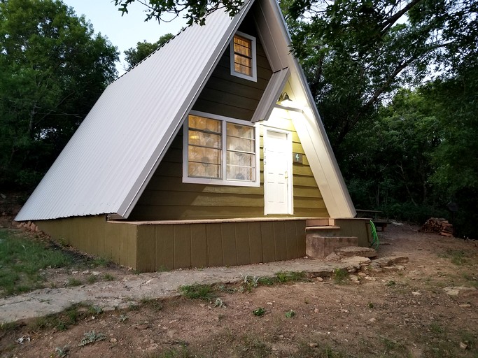 Cozy Lakeside Cabin with Private Dock & Resort Access Near Lake Cisco, Cisco, TX