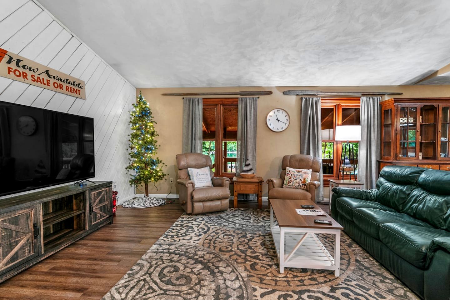 Pet Friendly Lakefront Cottage with Hot-tub in Johannesburg, Michigan