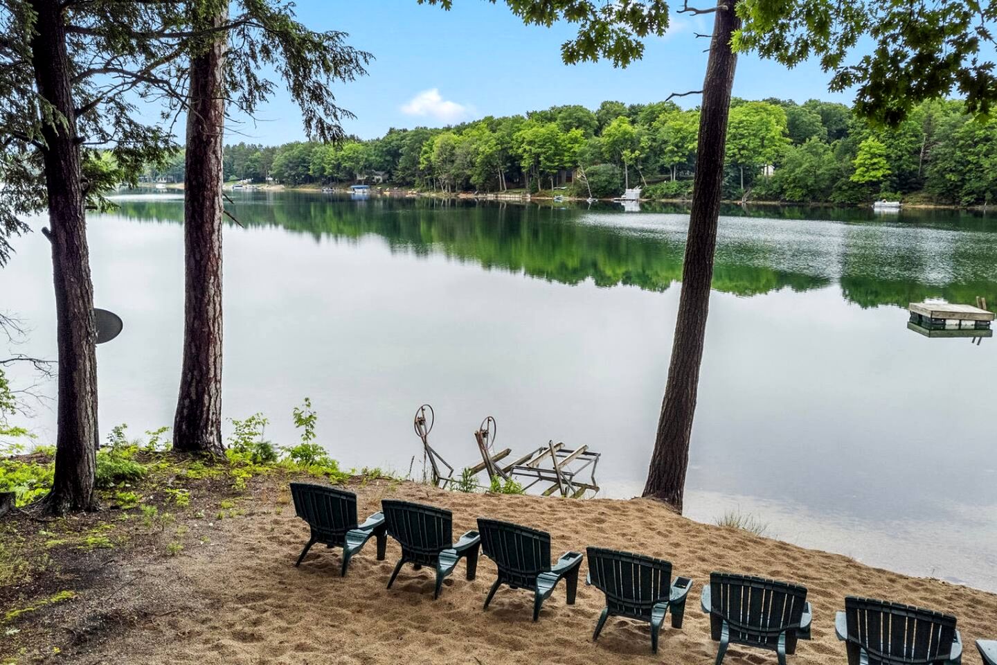 Pet Friendly Lakefront Cottage with Hot-tub in Johannesburg, Michigan