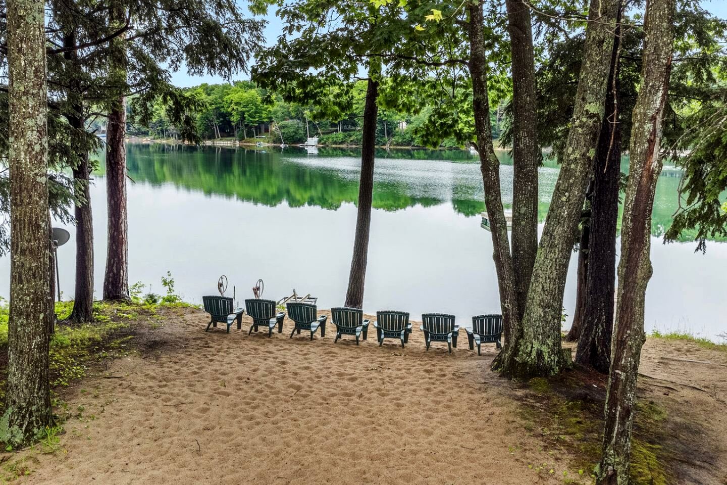 Pet Friendly Lakefront Cottage with Hot-tub in Johannesburg, Michigan