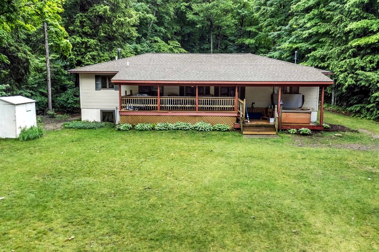 Pet Friendly Lakefront Cottage with Hot-tub in Johannesburg, Michigan