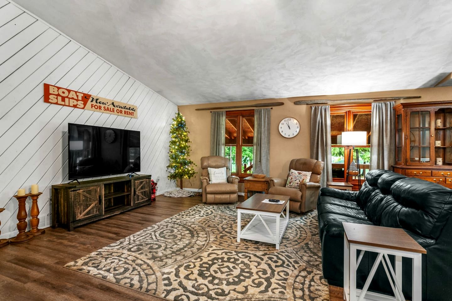 Pet Friendly Lakefront Cottage with Hot-tub in Johannesburg, Michigan