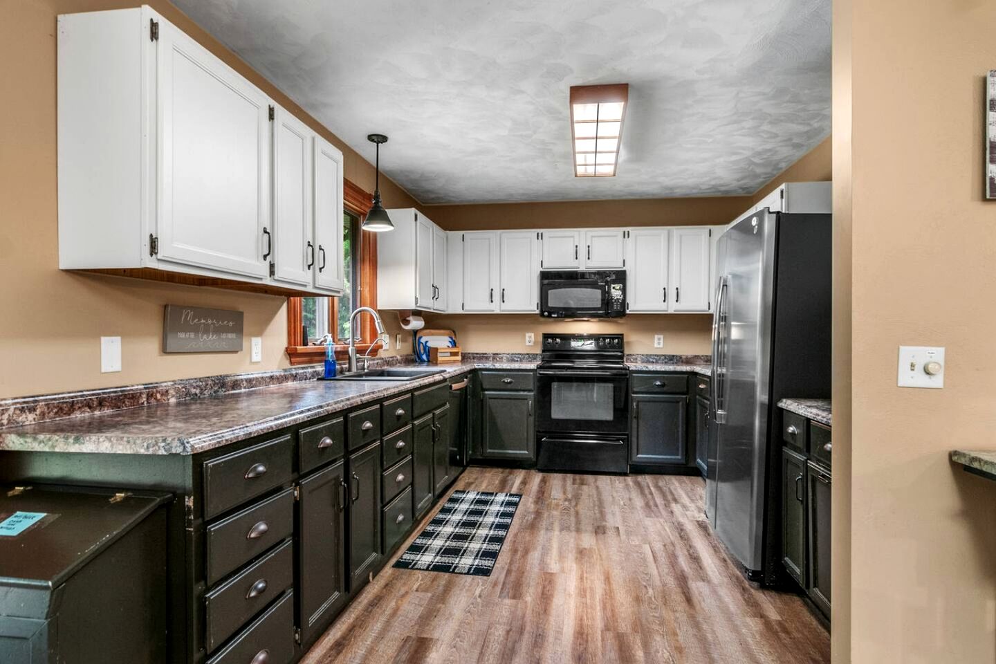 Pet Friendly Lakefront Cottage with Hot-tub in Johannesburg, Michigan