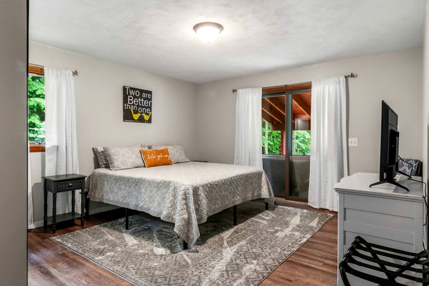 Pet Friendly Lakefront Cottage with Hot-tub in Johannesburg, Michigan