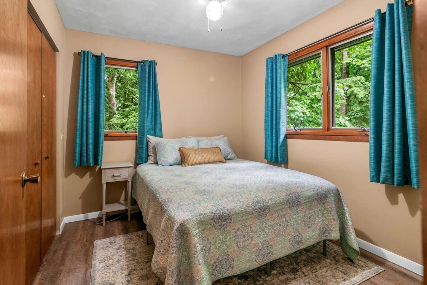 Pet Friendly Lakefront Cottage with Hot-tub in Johannesburg, Michigan