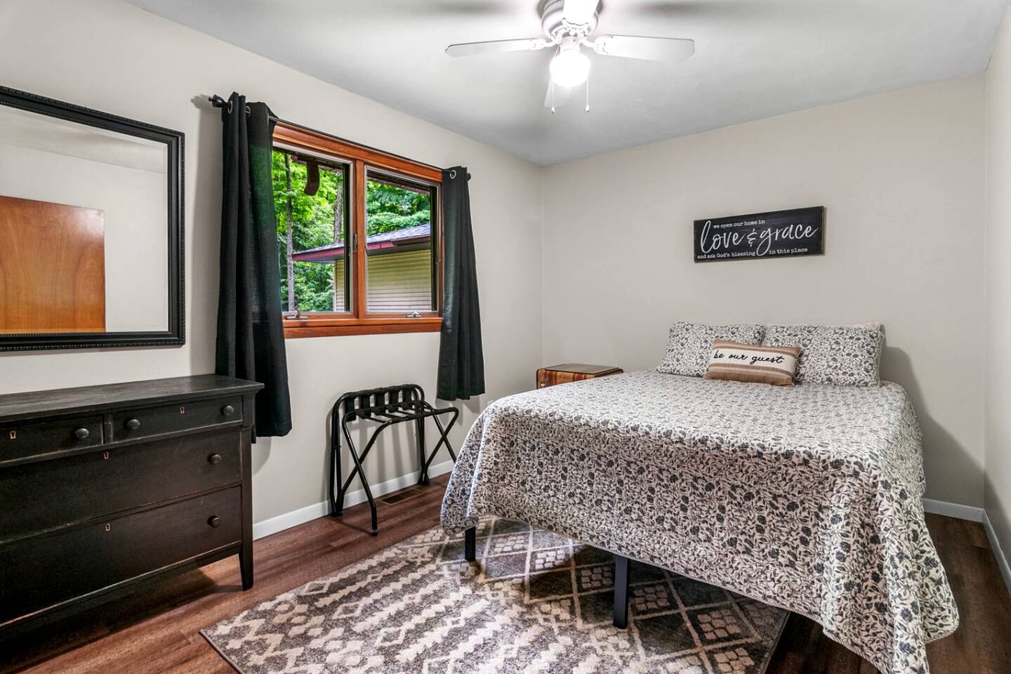 Pet Friendly Lakefront Cottage with Hot-tub in Johannesburg, Michigan