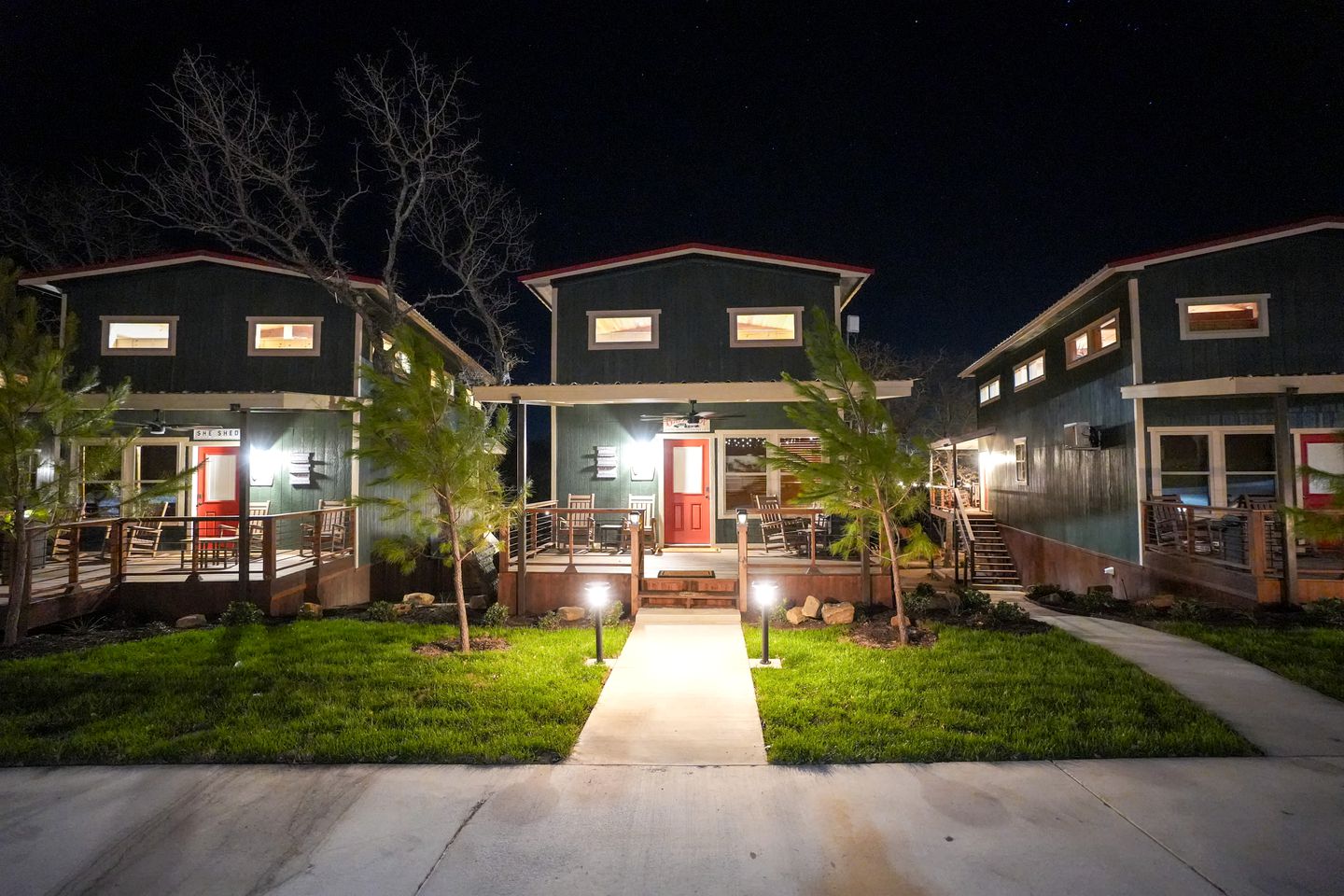 Lakeside Glamping Spot in Texas: Marvelous Cabin with a Hot Tub by Lake Bridgeport