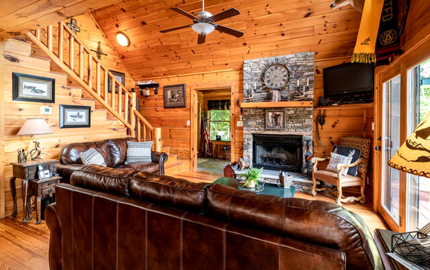 Lakeside Log Cabin in Topton, North Carolina, Perfect for Recharging your Batteries in Nature