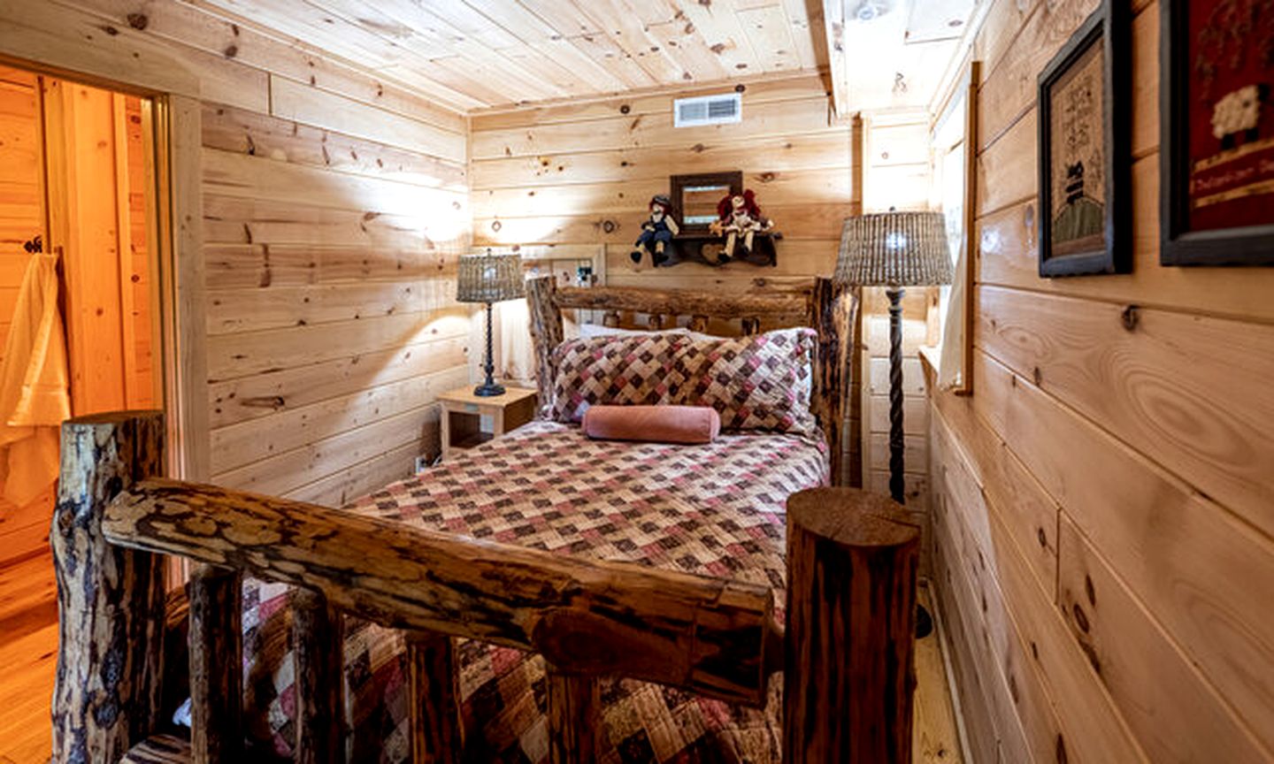 Lakeside Log Cabin in Topton, North Carolina, Perfect for Recharging your Batteries in Nature