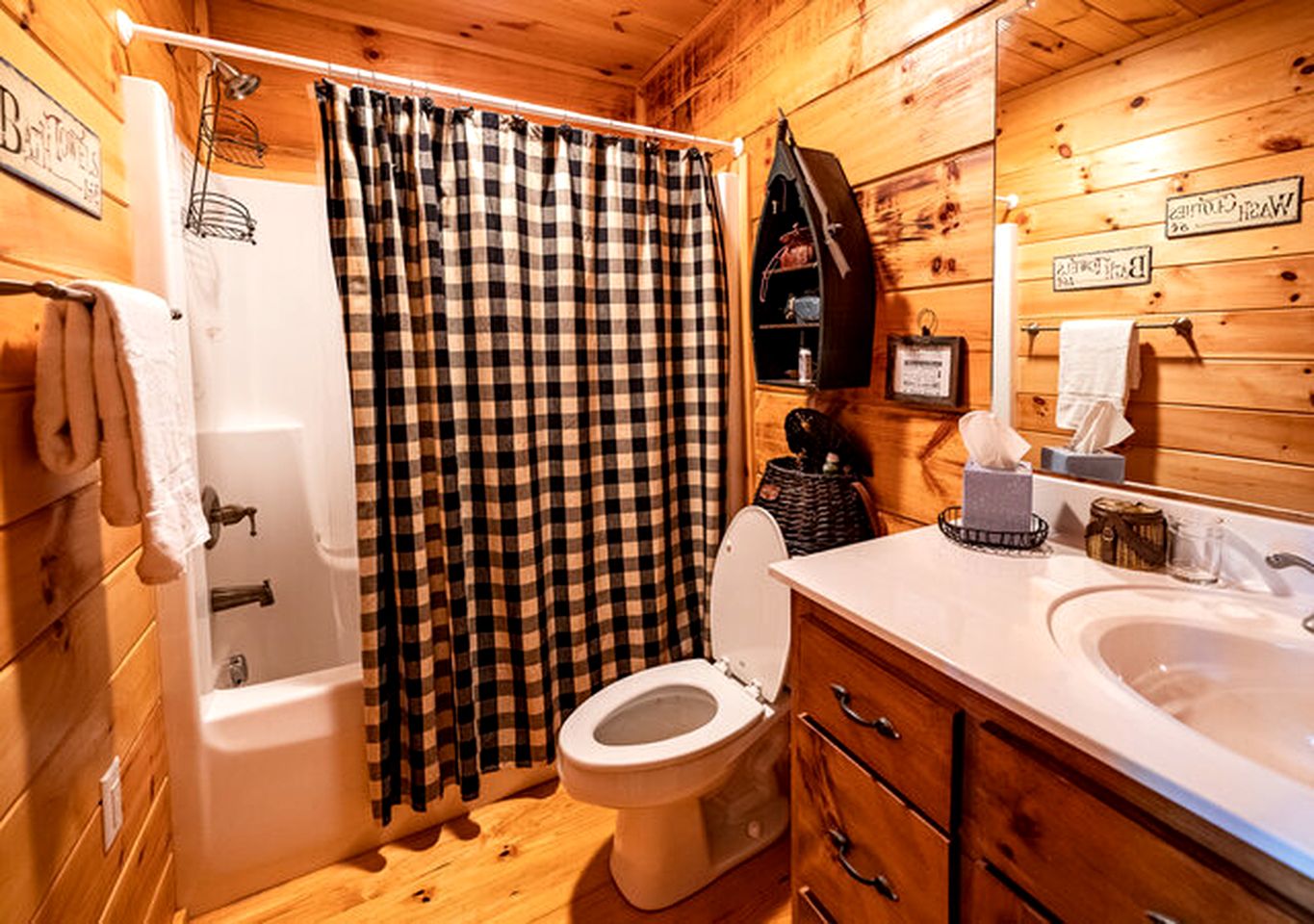 Lakeside Log Cabin in Topton, North Carolina, Perfect for Recharging your Batteries in Nature