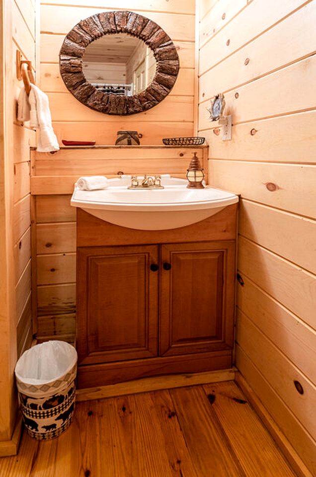 Lakeside Log Cabin in Topton, North Carolina, Perfect for Recharging your Batteries in Nature
