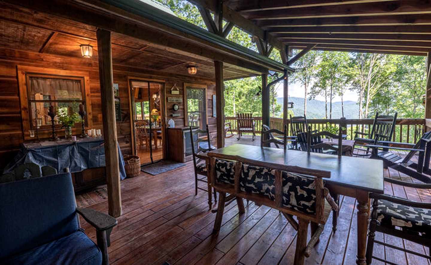 Lakeside Log Cabin in Topton, North Carolina, Perfect for Recharging your Batteries in Nature