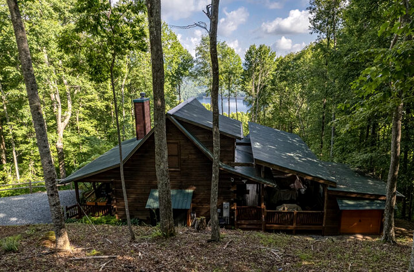 Lakeside Log Cabin in Topton, North Carolina, Perfect for Recharging your Batteries in Nature