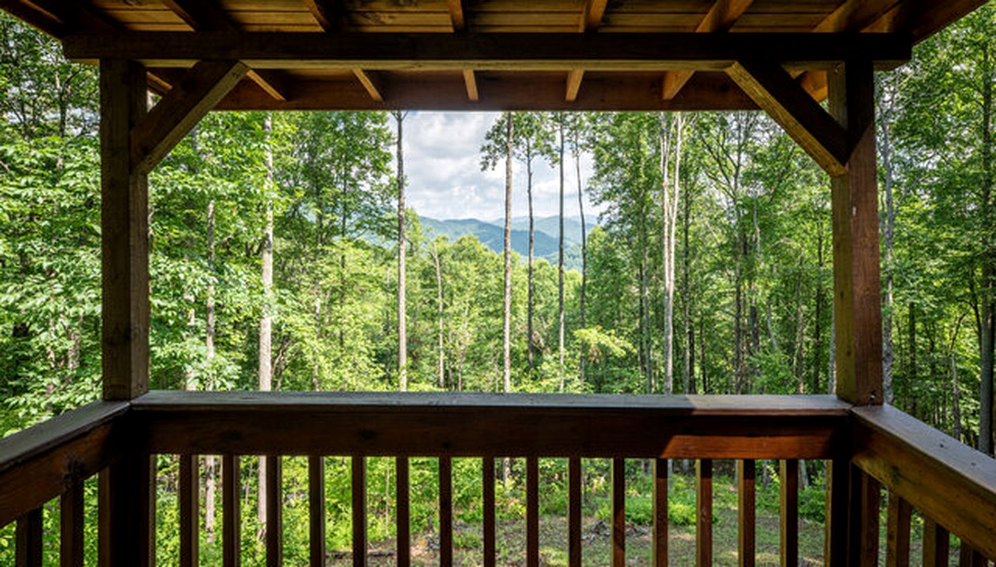 Lakeside Log Cabin in Topton, North Carolina, Perfect for Recharging your Batteries in Nature
