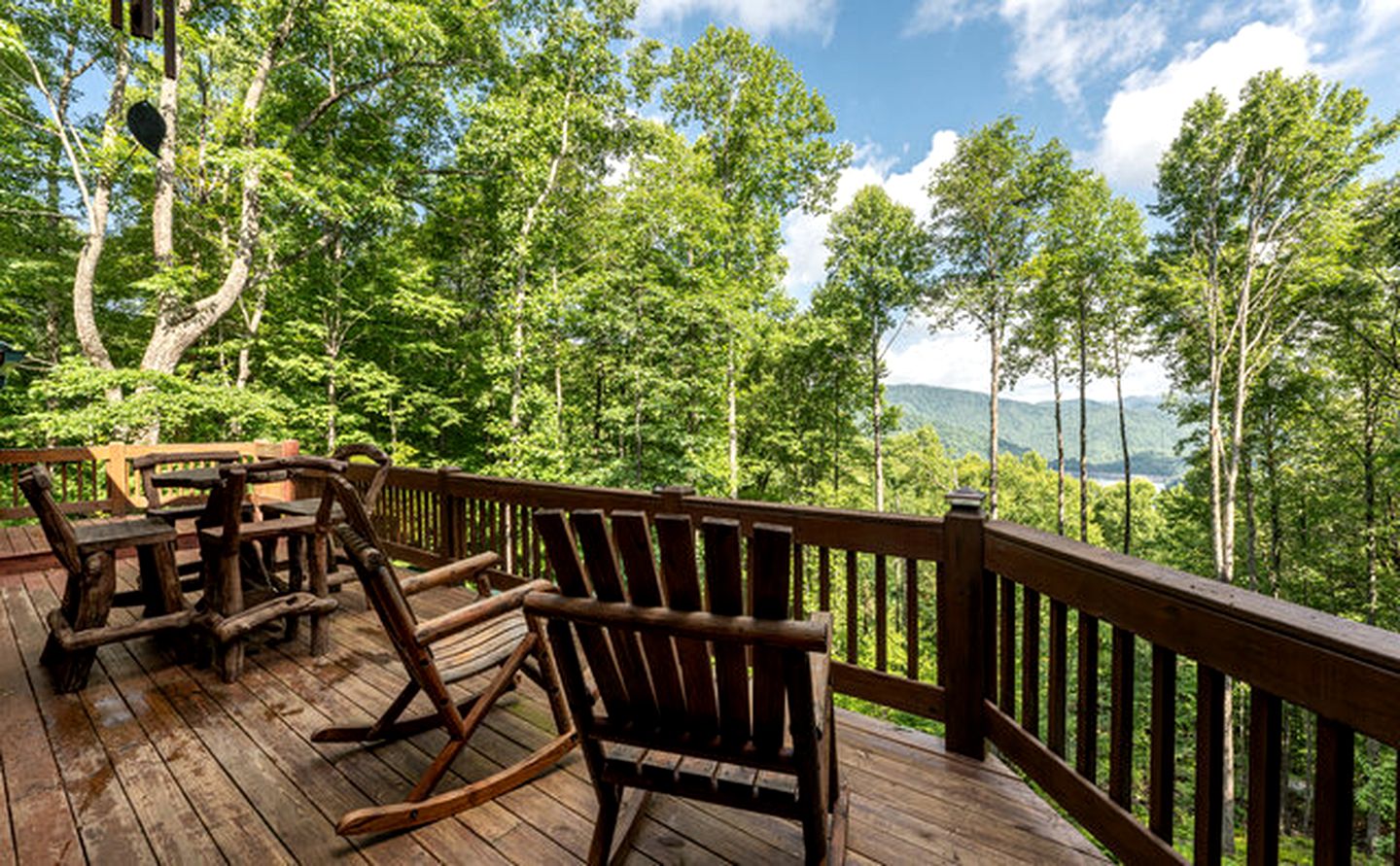 Lakeside Log Cabin in Topton, North Carolina, Perfect for Recharging your Batteries in Nature