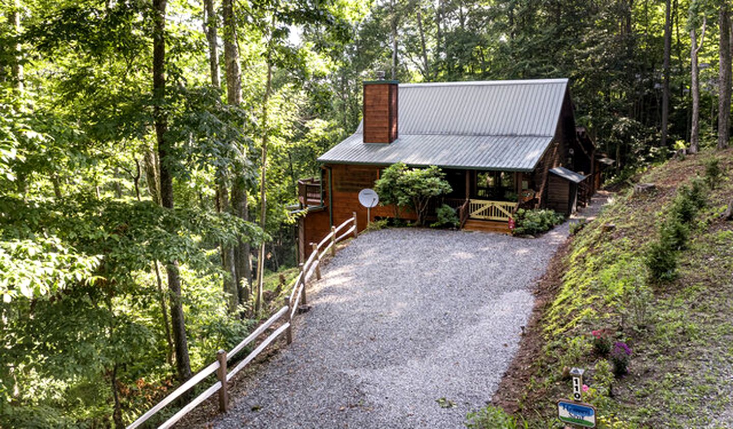 Lakeside Log Cabin in Topton, North Carolina, Perfect for Recharging your Batteries in Nature
