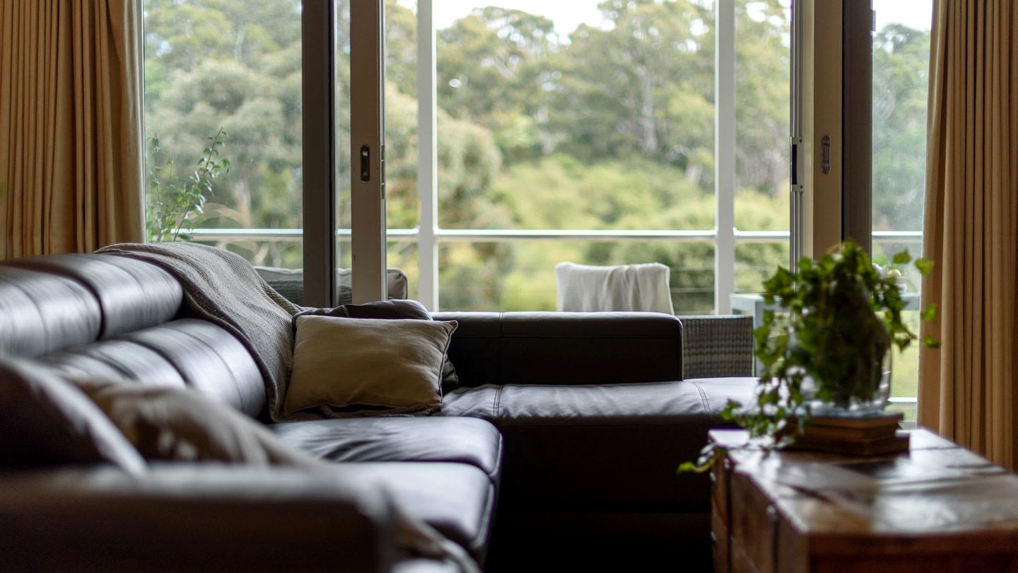 Tranquil Vacation Rental with Amazing Lake Views and Hiking Trails in Daylesford, Victoria