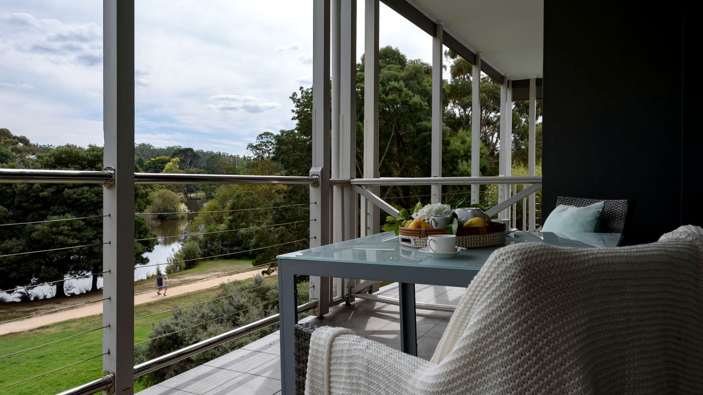Tranquil Vacation Rental with Amazing Lake Views and Hiking Trails in Daylesford, Victoria