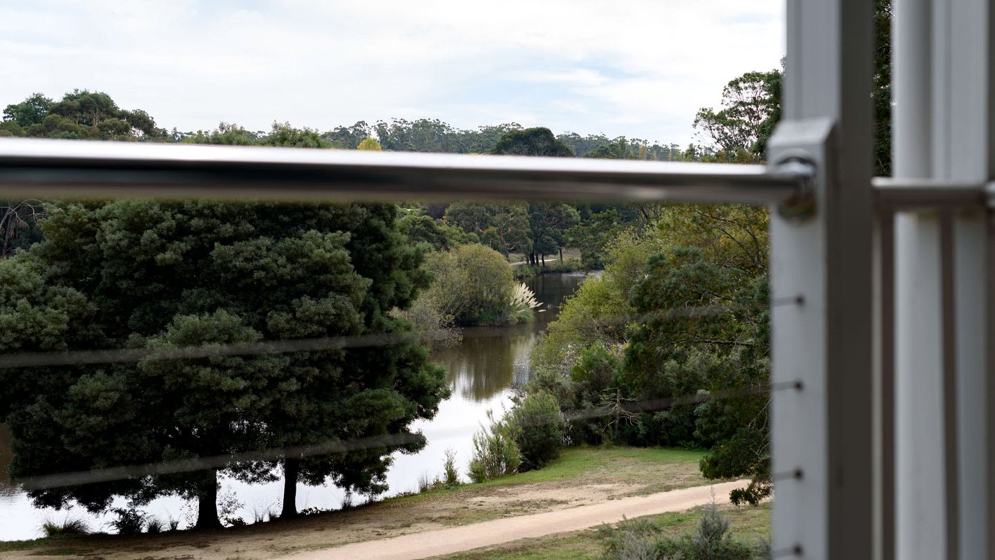 Tranquil Vacation Rental with Amazing Lake Views and Hiking Trails in Daylesford, Victoria