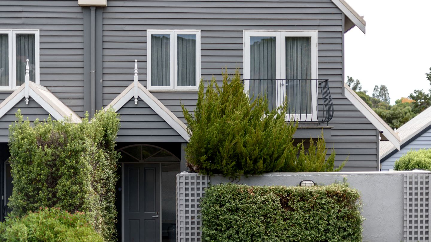 Tranquil Vacation Rental with Amazing Lake Views and Hiking Trails in Daylesford, Victoria