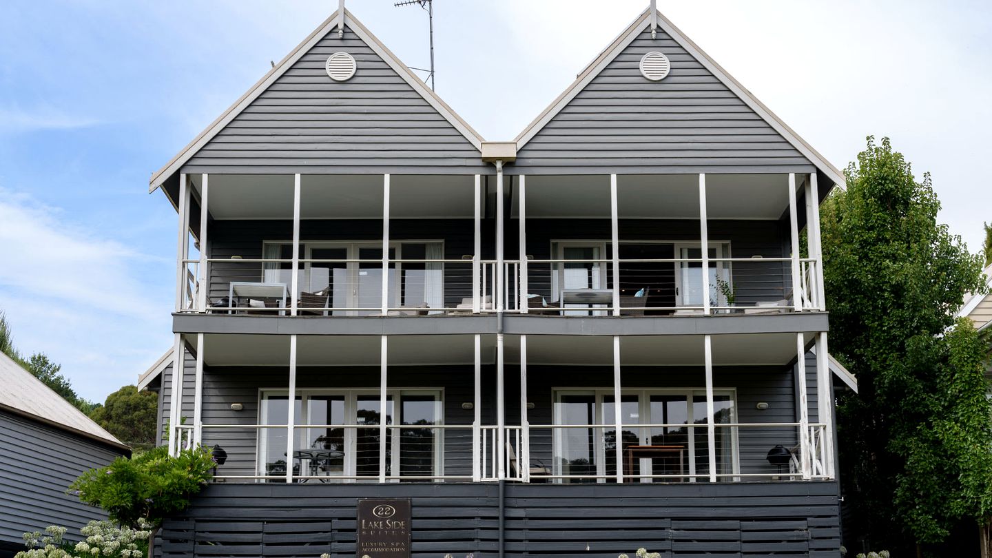 Tranquil Vacation Rental with Amazing Lake Views and Hiking Trails in Daylesford, Victoria