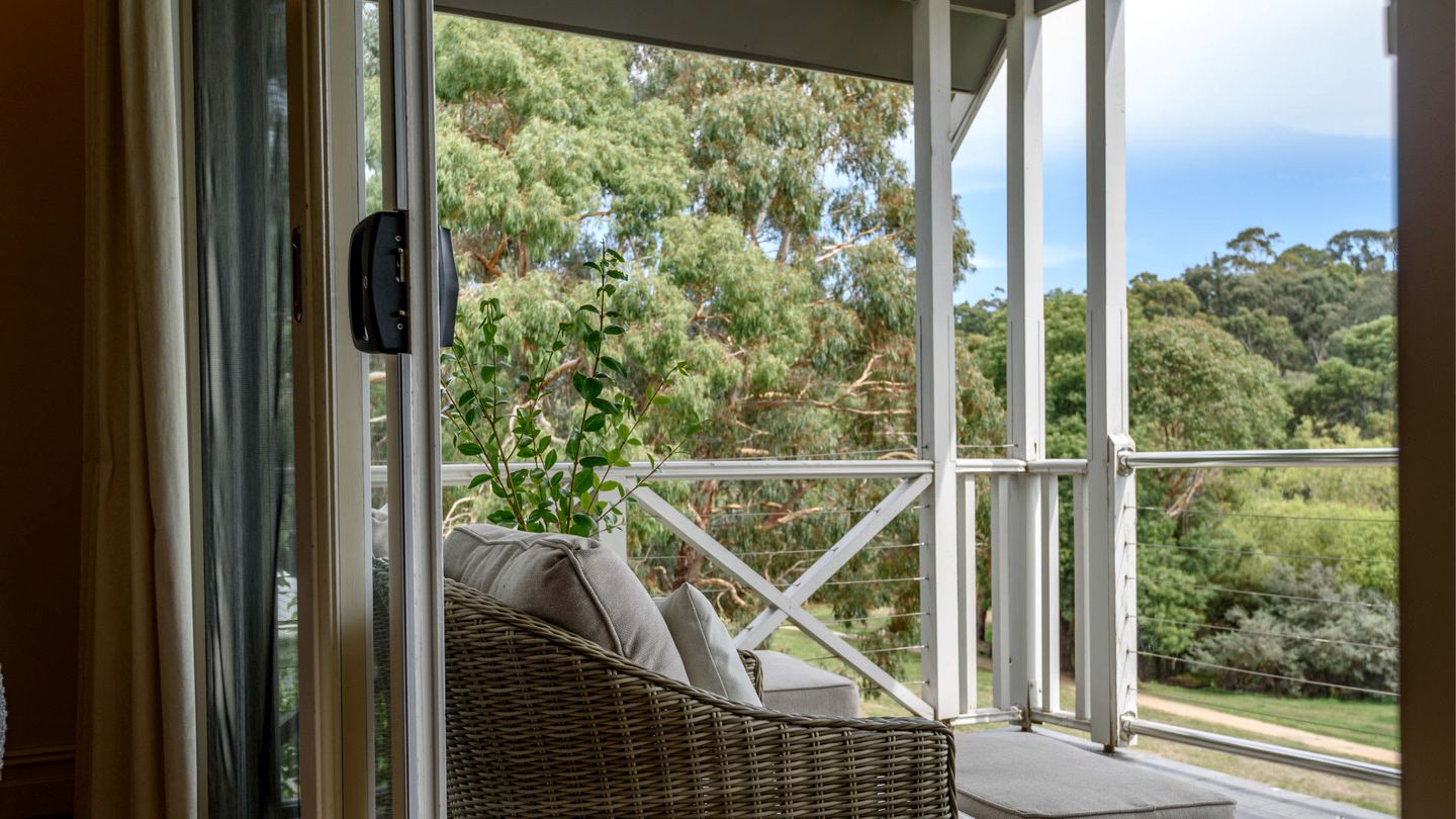 Impressive Vacation Rental with Fireplace, Spa Bath and Wonderful Lake Views in Daylesford, Victoria