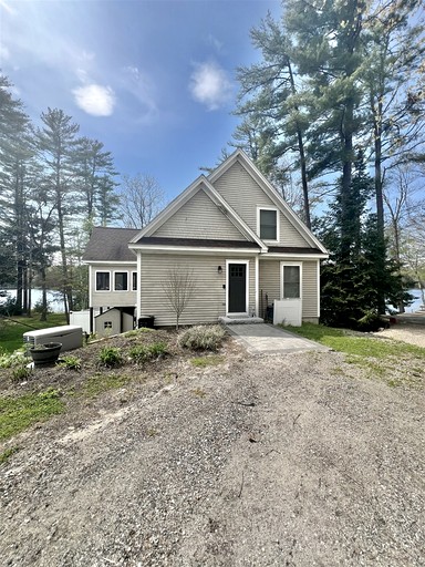 Waterfront Cottage with Equipped Deck and Private Dock in Maine