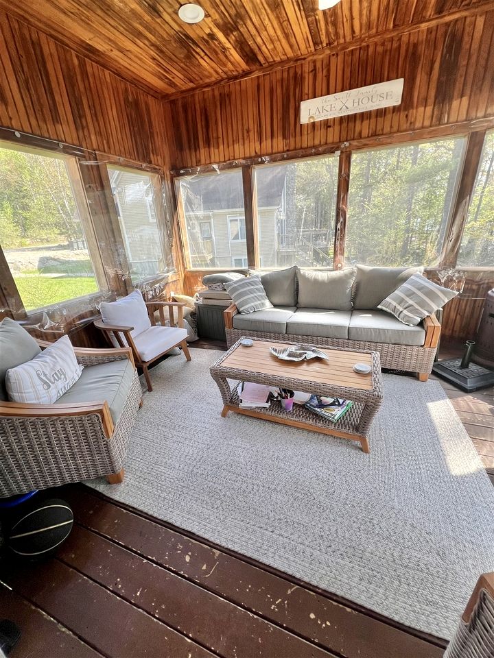Waterfront Cottage with Equipped Deck and Private Dock in Maine