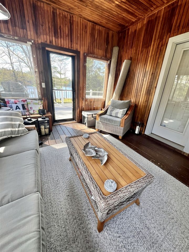 Waterfront Cottage with Equipped Deck and Private Dock in Maine