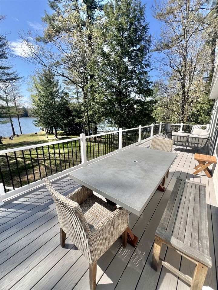 Waterfront Cottage with Equipped Deck and Private Dock in Maine