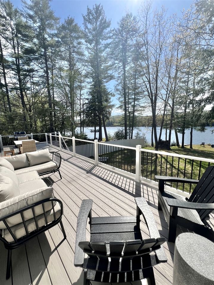 Waterfront Cottage with Equipped Deck and Private Dock in Maine