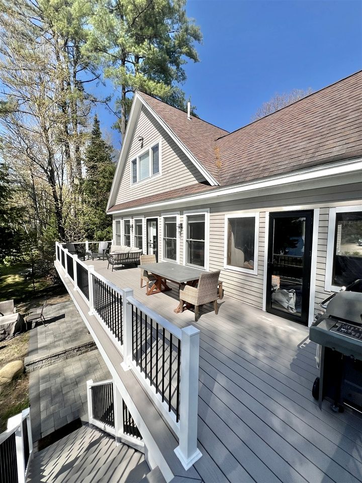 Waterfront Cottage with Equipped Deck and Private Dock in Maine