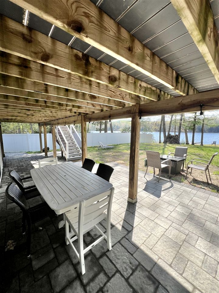 Waterfront Cottage with Equipped Deck and Private Dock in Maine