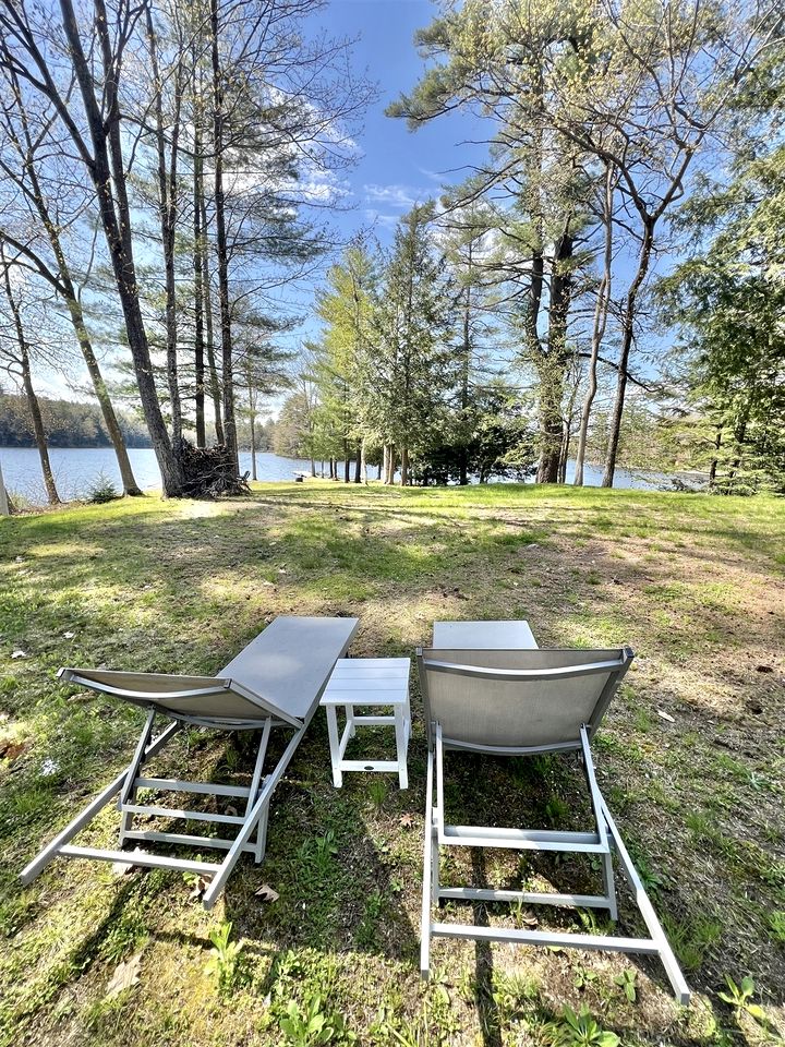 Waterfront Cottage with Equipped Deck and Private Dock in Maine