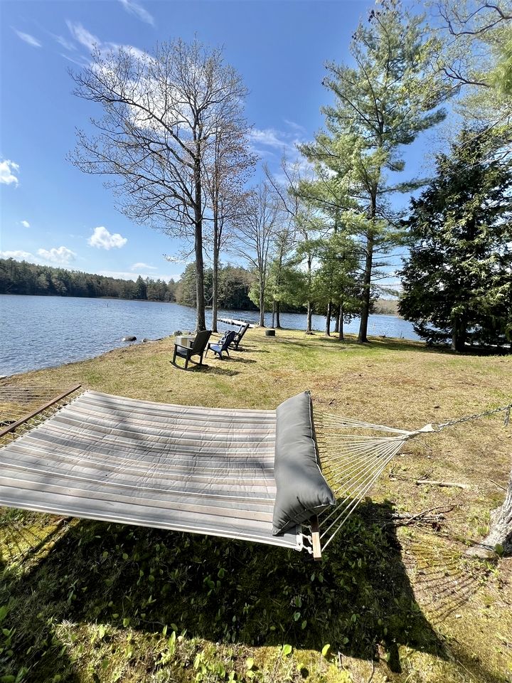 Waterfront Cottage with Equipped Deck and Private Dock in Maine