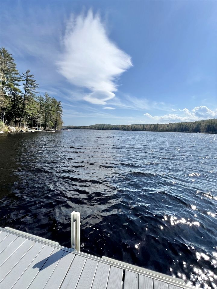 Waterfront Cottage with Equipped Deck and Private Dock in Maine